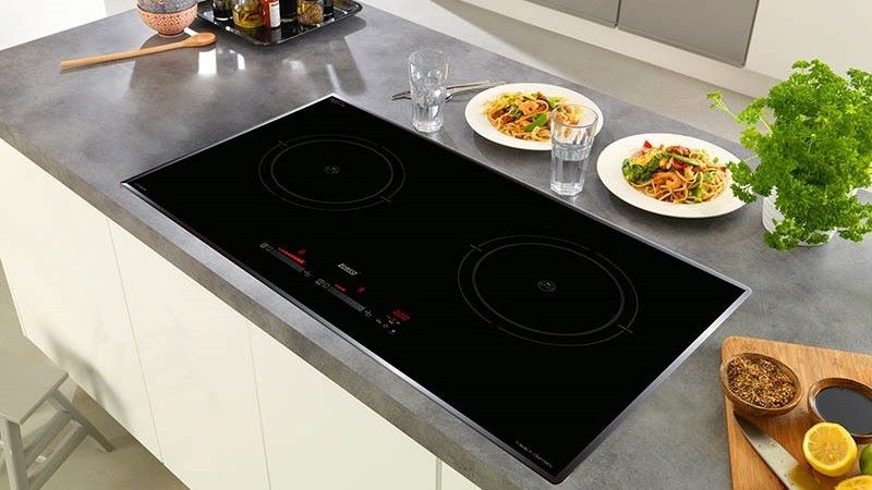 Không có dụng cụ nấu ăn trên mặt bếp