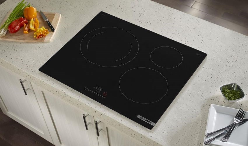 Linh kiện, hoặc con trở bên trong bảng mạch của bếp từ bị hỏng