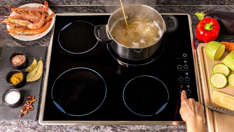 Nguyên nhân bếp từ bị chập điện và cách xử lý tại nhà.